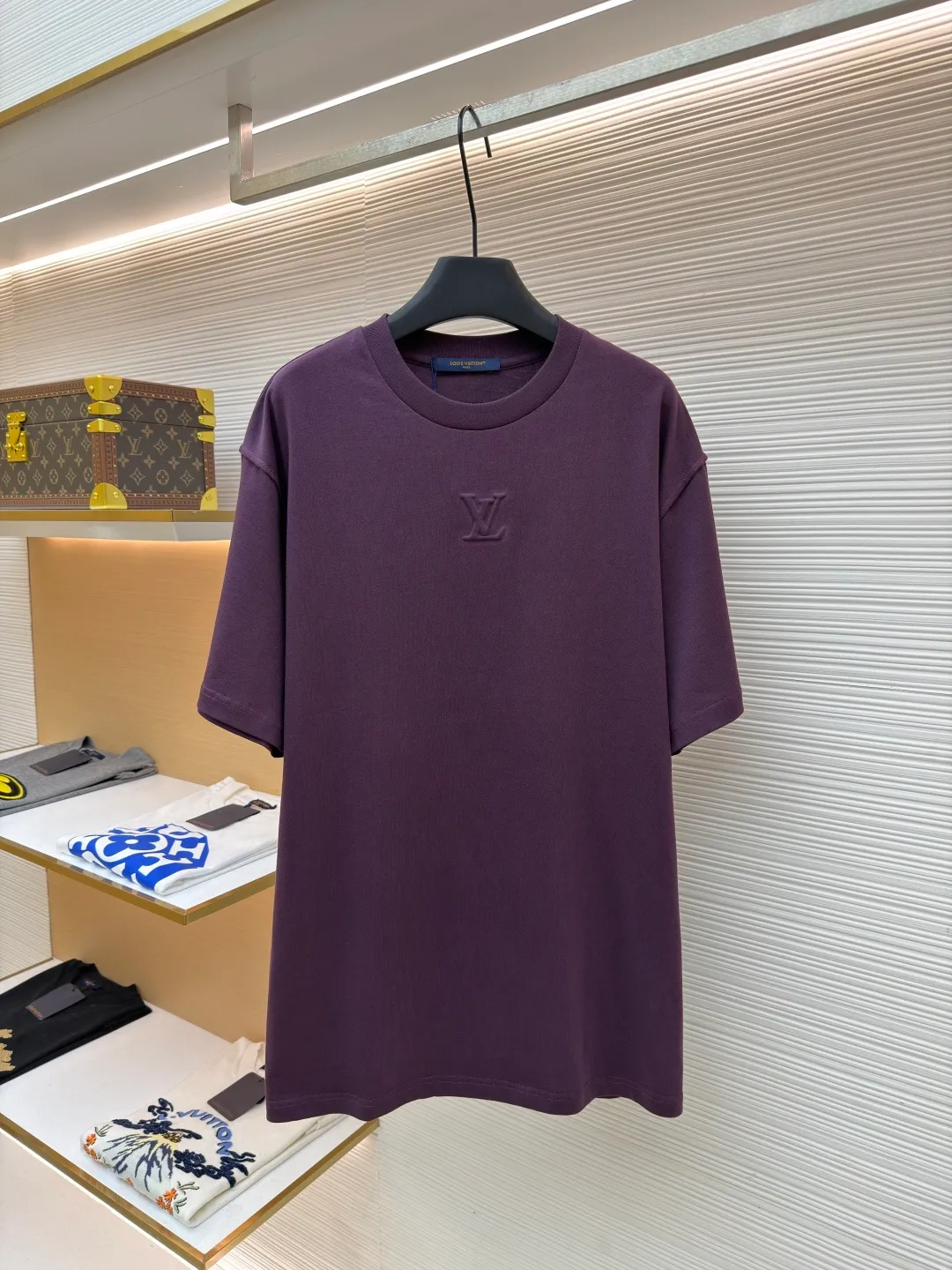 LOUISVUITTON embossed small label T-shirt ●Authentic product: Purchased and developed by 5450 ●Item number: 1682104-A00 ●Fabric: pure cotton fabric ●Technology: embossed production ●Version: fitted version ●Weight: about 300 grams ●Size: XS-S-M-L ●Description: Fabric is 40S/2 Double-strand smooth cotton plain weave, dust-free wool processing; matching 40s single-strand combed cotton, 280g cylindrical machine rib. The front panel is stamped and filled. After low-temperature stamping with a steel stamp, the inside is filled with foam cotton. The bottom surface is directly sealed with low-temperature hot melt glue at 80 degrees Celsius. The integrated machine operation makes the relief pattern three-dimensional and full and stylish. High-quality products require natural and beautiful products. The overall wiring is straight and delicate, the fabric is comfortable and soft, and the color is consistent without color difference. It can be matched with the same style to create a fashionable look and control various occasions. Customized accessories, complete with three standards, same style for men and women!